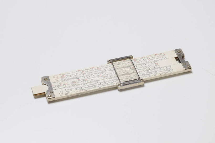 无人,横图,俯视,室内,特写,白天,白色背景,桌面,桌子,静物,阴影,不锈钢,反射,测量,不锈钢制品,影子,刻度,一个,白色,尺,直尺,摄影,影棚,单个,钢尺,测量工具,尺子,衡量,绘图,比例,测绘,量具,量仪,标度,彩图,高角度拍摄,影棚拍摄,拍摄