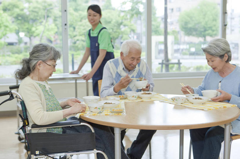 东方人,四个人,夫妻,伙伴,朋友,病人,坐,走,笑,吃,微笑,露齿笑,横图,室内,白天,正面,爱情,友谊,餐桌,窗户,筷子,桌子,餐具,亚洲,握,服装,朦胧,模糊,碟子,工具,盘,推车,围裙,眼镜,陶瓷,陶瓷制品,浪漫,拿,拿着,注视,休闲装,黄种人,文化,传统,玻璃窗,衣服,盘子,轮椅,容器,手推车,碟,碗,低头,复健,观察,看,护工,休闲,康复,休闲服,器械,恩爱,护理,握着,保健,恋人,服饰,餐台,观看,储藏,照顾,礼节,察看,医疗设备,储存,关注,载具,病患,养老院,敬老院,医疗器械,礼仪,残疾,残疾人,医疗工具,近视眼镜,伤残,护理工,医疗保健,照看,护理员,辅助设备,残障,弱势群体,敬老,养老,老年公寓,托老所,护理院,餐车,友情,老年男性,老年女性,男人,男性,年轻女性,女人,女性,亚洲人,夫妇,情侣,患者,就医者,进餐用具,步行,嚼,散步,食,走路,坐着,半身,彩图,茶水车,点心车,服务车,酒水车,送餐车,伴侣,贮存