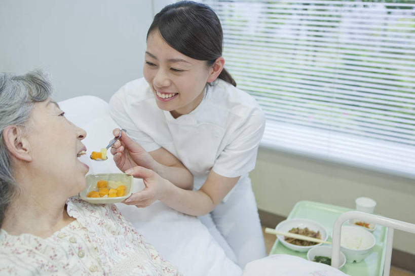 东方人,两个人,病人,护士,医院,坐,躺,笑,微笑,露齿笑,横图,室内,白天,正面,工作服,制服,床,靠垫,柠檬,餐具,水果,亚洲,握,朦胧,模糊,新鲜,碟子,盘,推车,勺子,墙,生食,食品,果实,床单,靠枕,拿,拿着,扭头,注视,黄种人,被子,墙壁,墙面,食物,白色,病床,盘子,手推车,垫子,调羹,碟,汤匙,枕头,观察,看,转头,握着,有机食品,绿色食品,观看,察看,被单,白衣天使,关注,载具,病患,医疗机构,病号服,工作制服,餐车,卧着,老年女性,年轻女性,女人,女性,亚洲人,患者,就医者,益母果,柠果,躺着,卧,坐着,半身,彩图,工作套服,病院,诊所,病患服,护理床,医疗床,茶水车,点心车,服务车,酒水车,送餐车