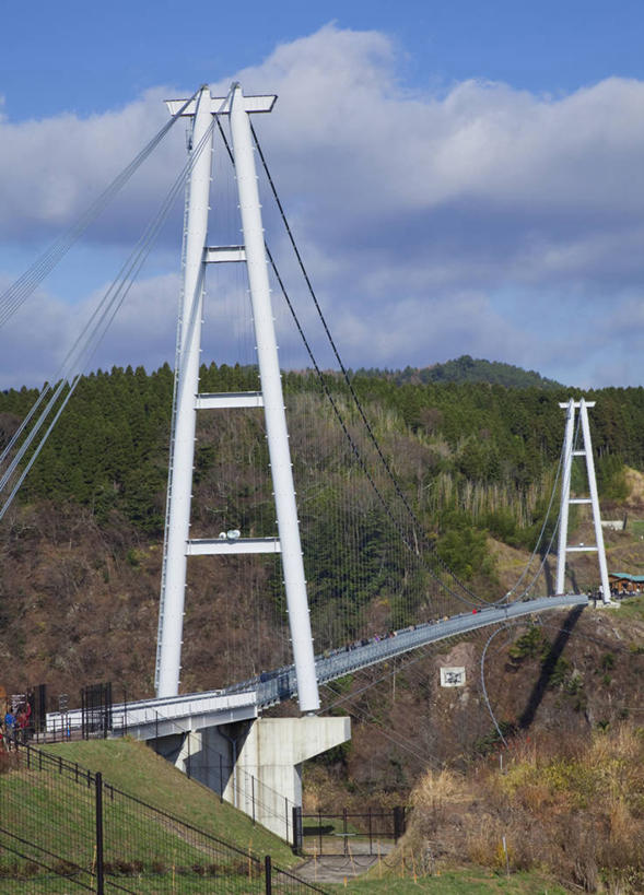 无人,竖图,室外,白天,正面,旅游,度假,石头,美景,山,山脉,标志建筑,大桥,地标,建筑,立交桥,桥梁,大分县,日本,亚洲,阴影,光线,石子,影子,景观,山顶,山峰,云,云朵,高架,斜拉桥,桥,山峦,云彩,娱乐,建设,蓝色,白云,蓝天,天空,阳光,自然,群山,天,享受,休闲,旅游胜地,景色,放松,晴朗,自然风光,东亚,沉积岩,日本国,九州本岛,九州,九州岛,九州地方,大分,颠峰,极峰,水成岩,石块,岩石,晴空,彩图