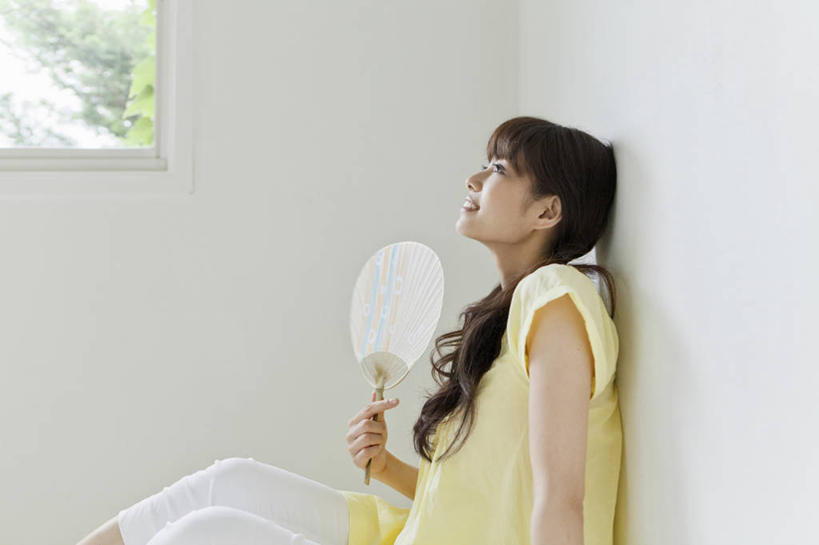 东方人,一个人,坐,笑,微笑,露齿笑,横图,室内,白天,侧面,窗户,亚洲,仅一个年轻女性,仅一个女性,仅一个人,一把,握,阴影,服装,反射,扇子,影子,墙,清凉,拿,拿着,注视,休闲装,黄种人,凉爽,文化,玻璃窗,墙壁,墙面,衣服,黄色,观察,看,休闲,休闲服,握着,服饰,观看,察看,关注,年轻女性,女人,女性,亚洲人,坐着,半身,彩图,和风扇,和风扇子,凉扇,传统文化