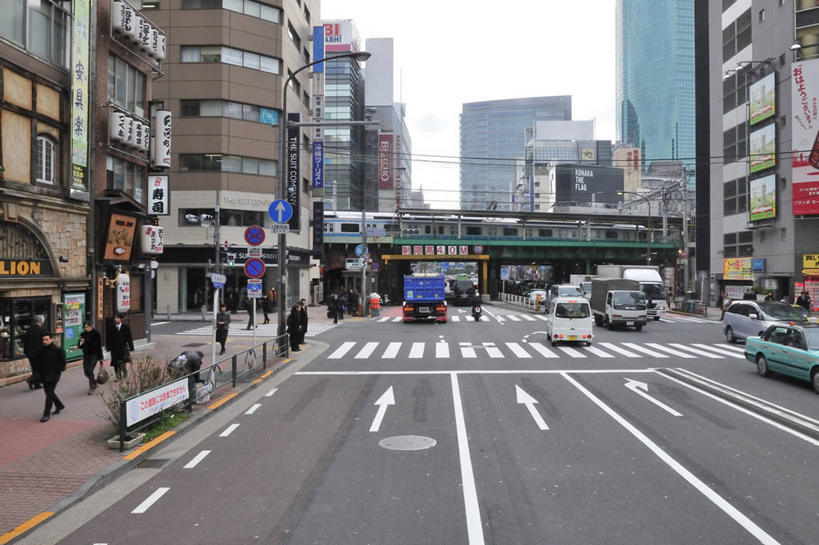 东方人,高楼大厦,走,横图,室外,白天,正面,度假,美景,城市风光,城市,大厦,道路,建筑,路,路灯,摩天大楼,人行横道,指示牌,公路,火车