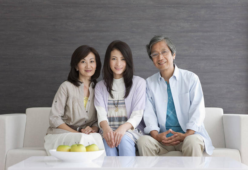东方人,老年人,三个人,家庭,夫妻,母亲,父亲,女儿,客厅,坐,笑,双手交叉,微笑,露齿笑,横图,室内,白天,正面,爱情,沙发,桌子,苹果,餐具,水果,亚洲,阴影,服装,新鲜,反射,木制,碟子,盘,眼镜,影子,墙,生食,食品,果实,浪漫,茶几,注视,休闲装,黄种人,墙壁,墙面,装饰品,食物,一个,衣服,绿色,灰色,盘子,耳环,木制品,饰品,首饰,碟,观察,看,四个,休闲,温暖,温馨,父女,母女,三口之家,一家人,休闲服,恩爱,父爱,母爱,搭,恋人,服饰,有机食品,绿色食品,单个,观看,老花镜,和睦,察看,起居室,搭着,关注,布艺沙发,耳饰,客堂,远视眼镜,老年男性,老年女性,男人,男性,年轻女性,女人,女性,亚洲人,年轻人,夫妇,情侣,十字手,坐着,半身,彩图,伴侣,融洽