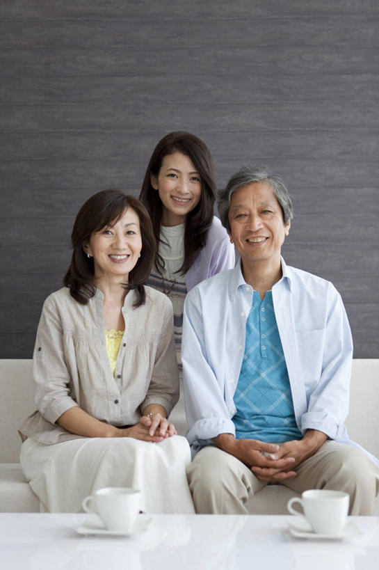东方人,老年人,三个人,家庭,夫妻,母亲,父亲,女儿,客厅,站,坐,笑,双手交叉,微笑,露齿笑,竖图,室内,白天,正面,爱情,沙发,桌子,杯子,亚洲,弯腰,阴影,服装,反射,木制,瓷器,影子,墙,咖啡杯,陶瓷制品,浪漫,茶几,注视,休闲装,黄种人,墙壁,墙面,装饰品,两个,衣服,灰色,耳环,木制品,饰品,首饰,观察,看,站着,休闲,温暖,温馨,父女,母女,三口之家,一家人,休闲服,恩爱,父爱,母爱,搭,恋人,服饰,观看,和睦,察看,起居室,搭着,关注,瓷杯,布艺沙发,弯身,耳饰,客堂,老年男性,老年女性,男人,男性,年轻女性,女人,女性,亚洲人,年轻人,夫妇,情侣,十字手,站立,坐着,半身,彩图,伴侣,融洽