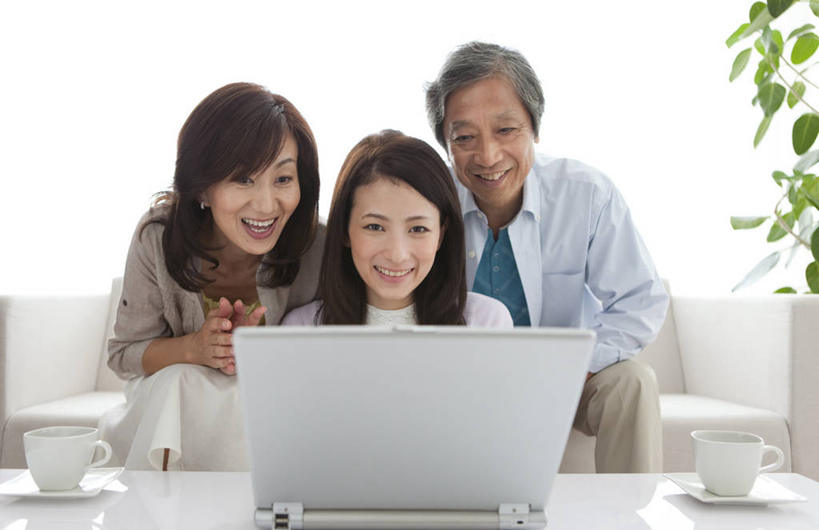 东方人,老年人,三个人,家庭,夫妻,母亲,父亲,女儿,客厅,坐,笑,微笑,露齿笑,横图,室内,白天,正面,爱情,电脑,笔记本电脑,植物,窗户,沙发,桌子,杯子,亚洲,弯腰,阴影,服装,反射,网络,木制,瓷器,盆栽,影子,咖啡杯,盆景,陶瓷制品,浪漫,茶几,注视,休闲装,黄种人,通讯设备,玻璃窗,装饰品,两个,一个,衣服,绿色,自然,耳环,木制品,饰品,首饰,观察,看,休闲,温暖,温馨,父女,母女,三口之家,一家人,休闲服,恩爱,父爱,母爱,恋人,服饰,生长,单个,成长,观看,和睦,察看,无线,起居室,关注,瓷杯,通信设备,无线网络,布艺沙发,无线上网,便携式电脑,弯身,耳饰,客堂,手提电脑,老年男性,老年女性,男人,男性,年轻女性,女人,女性,亚洲人,年轻人,夫妇,情侣,坐着,半身,彩图,伴侣,融洽