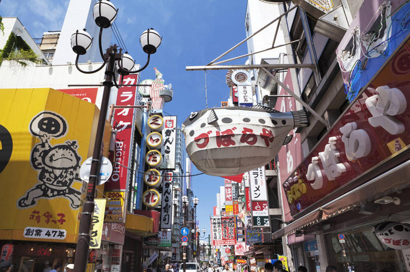 东方人,商店,站,横图,室外,白天,仰视,度假,美景,城市风光,城市,路灯,照明,日本,亚洲,行人,阴影,服装,光线,日文,标志,文字,影子,字符,景观,云,云朵,灯光,许多人,云彩,注视,休闲装,黄种人,娱乐,标识,商铺,路人,灯,衣服,蓝色,白云,蓝天,天空,阳光,天,观察,看,站着,一群人,享受,休闲,休闲服,景色,放松,服饰,大阪,晴朗,观看,照亮,察看,照明设备,关注,东亚,本州,大阪府,本州岛,日本国,近畿地方,近畿,日语,市肆,商号,道顿崛,过客,道顿崛美食街,男人,男性,年轻男性,年轻女性,女人,女性,亚洲人,晴空,站立,半身,彩图,低角度拍摄,店铺