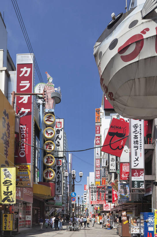 东方人,商店,站,竖图,室外,白天,仰视,度假,美景,城市风光,城市,道路,路,路灯,照明,日本,亚洲,行人,阴影,服装,光线,日文,标志,文字,影子,字符,景观,云,云朵,小路,灯光,交通,许多人,云彩,注视,休闲装,黄种人,娱乐,标识,商铺,路人,灯,衣服,蓝色,白云,蓝天,天空,阳光,天,观察,看,站着,一群人,享受,休闲,休闲服,景色,放松,服饰,大阪,晴朗,观看,照亮,察看,照明设备,关注,东亚,本州,大阪府,本州岛,日本国,近畿地方,近畿,日语,市肆,商号,道顿崛,过客,道顿崛美食街,男人,男性,年轻男性,年轻女性,女人,女性,亚洲人,晴空,站立,半身,彩图,低角度拍摄,店铺