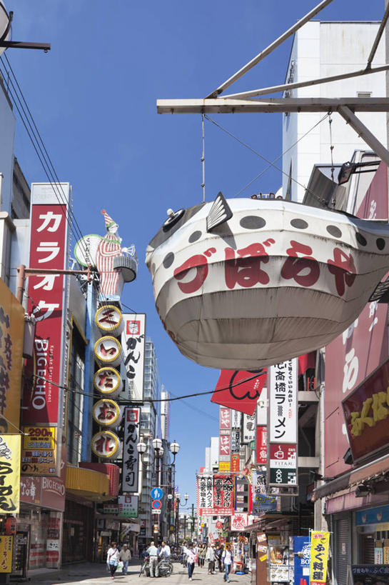 东方人,商店,站,竖图,室外,白天,仰视,度假,美景,城市风光,城市,道路,路,路灯,照明,日本,亚洲,行人,阴影,服装,光线,日文,标志,文字,影子,字符,景观,云,云朵,小路,灯光,交通,许多人,云彩,注视,休闲装,黄种人,娱乐,标识,商铺,路人,灯,衣服,蓝色,白云,蓝天,天空,阳光,天,观察,看,站着,一群人,享受,休闲,休闲服,景色,放松,服饰,大阪,晴朗,观看,照亮,察看,照明设备,关注,东亚,本州,大阪府,本州岛,日本国,近畿地方,近畿,日语,市肆,商号,道顿崛,过客,道顿崛美食街,男人,男性,年轻男性,年轻女性,女人,女性,亚洲人,晴空,站立,半身,彩图,低角度拍摄,店铺