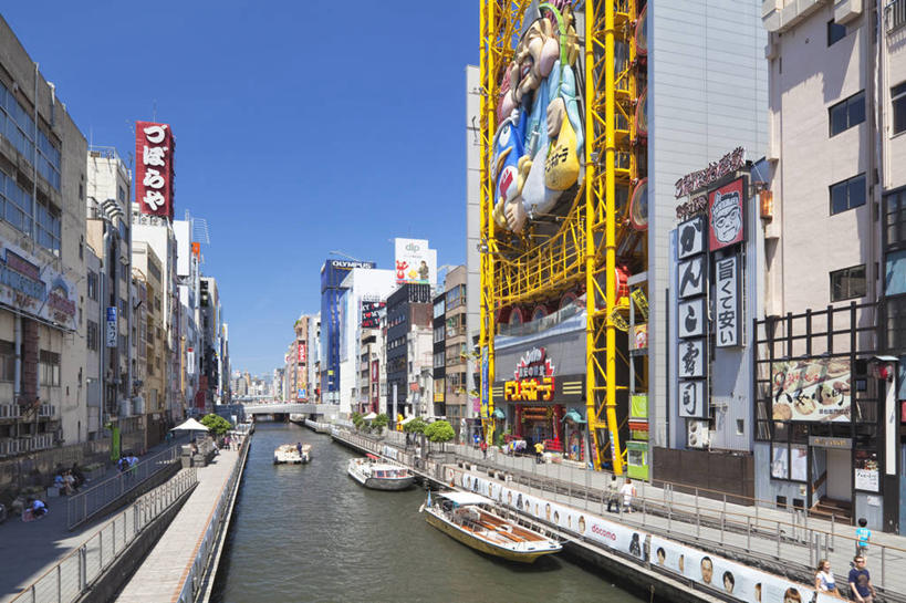 东方人,商店,栏杆,站,横图,室外,白天,正面,度假,河流,美景,水,植物,城市风光,城市,道路,路,轮船,船,日本,亚洲,行人,阴影,波纹,飞溅,服装,溅,光线,液体,影子,河水,景观,水滴,水流,围栏,小路,交通,许多人,注视,休闲装,黄种人,娱乐,商铺,护栏,路人,水珠,树,树木,衣服,蓝色,绿色,蓝天,水纹,天空,阳光,自然,船尾波,交通工具,波浪,天,观察,看,站着,一群人,享受,休闲,休闲服,景色,放松,服饰,大阪,生长,晴朗,成长,观看,察看,关注,喷洒,载具,三艘,东亚,本州,万里无云,大阪府,本州岛,日本国,近畿地方,近畿,市肆,商号,道顿崛,过客,道顿崛美食街,男人,男性,年轻男性,年轻女性,女人,女性,亚洲人,晴空,晴空万里,站立,半身,彩图,店铺