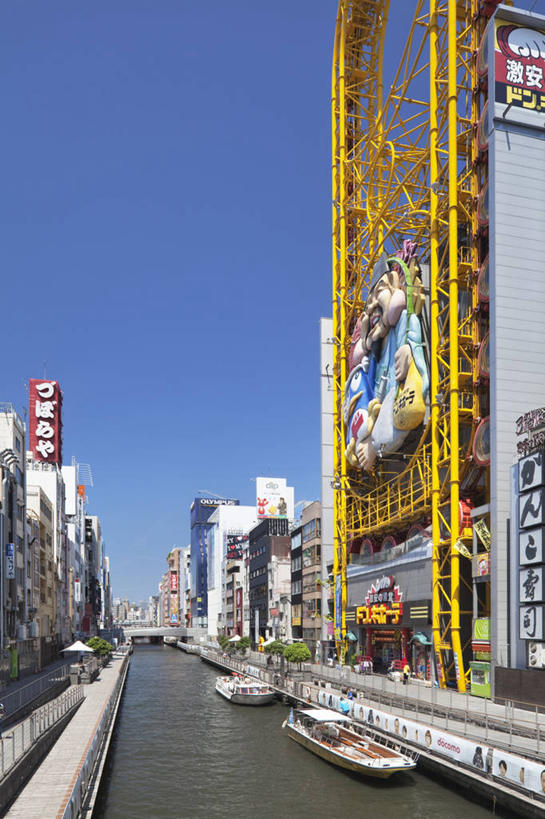 东方人,商店,栏杆,站,竖图,室外,白天,正面,度假,河流,美景,水,植物,城市风光,城市,道路,路,轮船,船,日本,亚洲,行人,阴影,波纹,飞溅,服装,溅,光线,液体,影子,河水,景观,水滴,水流,围栏,小路,交通,许多人,注视,休闲装,黄种人,娱乐,商铺,护栏,路人,水珠,树,树木,衣服,蓝色,绿色,蓝天,水纹,天空,阳光,自然,船尾波,交通工具,波浪,天,观察,看,站着,一群人,享受,休闲,休闲服,景色,放松,服饰,大阪,生长,晴朗,成长,观看,察看,关注,喷洒,载具,三艘,东亚,本州,万里无云,大阪府,本州岛,日本国,近畿地方,近畿,市肆,商号,道顿崛,过客,道顿崛美食街,男人,男性,年轻男性,年轻女性,女人,女性,亚洲人,晴空,晴空万里,站立,半身,彩图,店铺