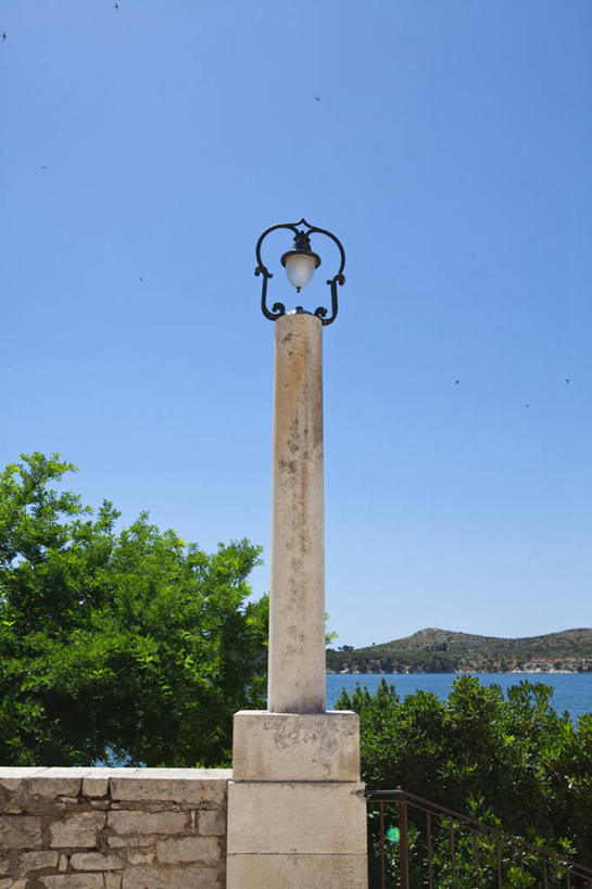 无人,栏杆,竖图,室外,白天,正面,度假,岛屿,海浪,海洋,美景,植物,城市风光,城市,路灯,照明,欧洲,克罗地亚,阴影,光线,影子,墙,岛,景观,浪花,围栏,灯光,娱乐,护栏,墙壁,墙面,灯,树,树木,蓝色,绿色,蓝天,天空,阳光,自然,海水,天,享受,休闲,景色,放松,生长,晴朗,成长,照亮,照明设备,海景,万里无云,首府,克罗地亚共和国,达尔马提亚,达尔马提亚群岛,希贝尼克,大海,风浪,海,海水的波动,近岸浪,列岛,群岛,涌浪,诸岛,晴空,晴空万里,彩图,希贝尼克.克宁县