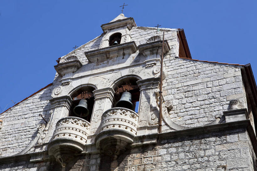 无人,教堂,横图,室外,白天,仰视,旅游,度假,名胜古迹,标志建筑,地标,建筑,欧洲,克罗地亚,阴影,节日,遗迹,时间,光线,纹路,时钟,纹理,影子,墙,计时,古迹,文化,文物,娱乐,建设,古建筑,墙壁,墙面,蓝色,蓝天,天空,阳光,钟表,天,祈祷,享受,休闲,健康,表,旅游胜地,放松,许愿,宗教,信仰,晴朗,纪念,祈求,基督教,天主教,信念,古文明,万里无云,肌理,塔钟,克罗地亚共和国,达尔马提亚,达尔马提亚群岛,平安,钟,晴空,晴空万里,彩图,低角度拍摄,大教堂,礼拜堂,希贝尼克.克宁县