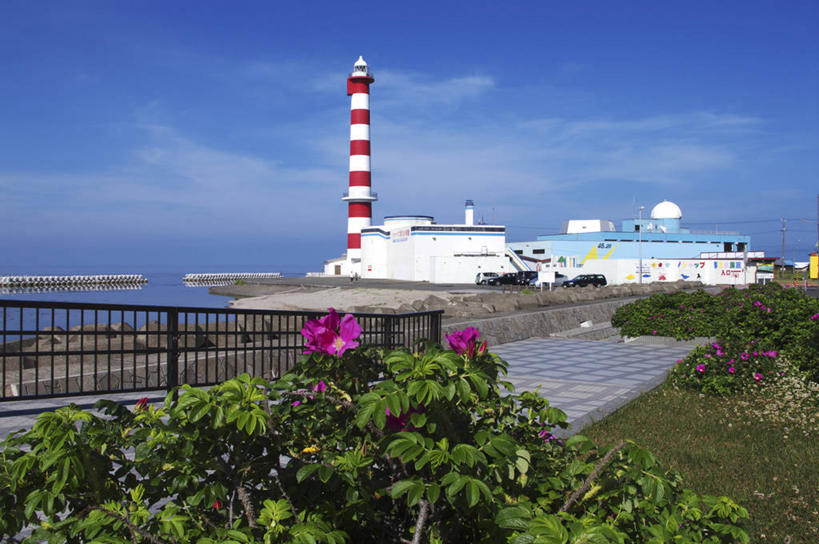 无人,家,栏杆,横图,室外,白天,正面,旅游,度假,草地,草坪,海浪,海洋,美景,沙滩,植物,道路,路,北海道,日本,亚洲,阴影,光线,信息,沙子,影子,房屋,屋子,海岸,景观,浪花,云,云朵,围栏,小路,灯塔,交通,沙地,云彩,方向,娱乐,护栏,楼房,住宅,草,红色,蓝色,绿色,白色,白云,蓝天,天空,阳光,自然,海水,天,享受,休闲,景色,放松,晴朗,引导,指引,自然风光,海景,东亚,日本国,北海道地方,北海道岛,航标,稚内,稚内市,宗谷支厅,大海,风浪,海,海水的波动,海滩,近岸浪,涌浪,晴空,彩图,房子,导航