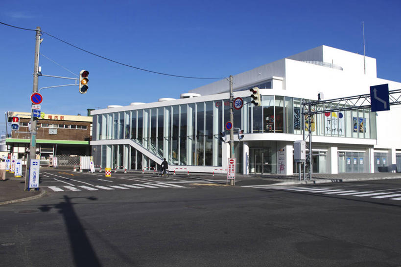 无人,横图,室外,白天,正面,度假,安全,美景,城市风光,城市,道路,路,人行横道,车站,北海道,日本,亚洲,阴影,光线,影子,景观,红绿灯,人行道,小路,信号灯,站台,交通,娱乐,月台,蓝色,蓝天,天空,阳光,天,享受,休闲,景色,放松,警示,晴朗,提示,人行横道线,流通,东亚,交通信号灯,万里无云,行人信号灯,日本国,北海道地方,北海道岛,稚内,稚内市,宗谷支厅,晴空,晴空万里,斑马线,彩图