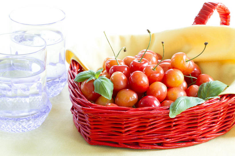 无人,交叉,横图,俯视,室内,特写,白天,爱情,水,植物,餐桌,桌子,竹子,樱桃,杯子,水果,叶子,一堆,许多,阴影,堆叠,堆积,花纹,竹制,爱心,新鲜,编织,反射,布,篮子,图案,液体,影子,生食,香料,食品,果实,绿叶,草药,篮,很多,浪漫,布纹,饮用水,中药,玻璃制品,食物,一个,红色,水杯,香草,矿泉水,温暖,温馨,心形,嫩叶,恩爱,有机食品,绿色食品,单个,餐台,竹条,堆,布匹,交织,罗勒,和睦,竹制品,紫苏,药材,中草药,蒸馏水,九层塔,圣约瑟夫草,甜罗勒,兰香,中药材,本草,穿插,心型,叶,叶片,玻璃杯,樱珠,莺桃,英桃,楔桃,牛桃,荆桃,彩图,高角度拍摄,融洽