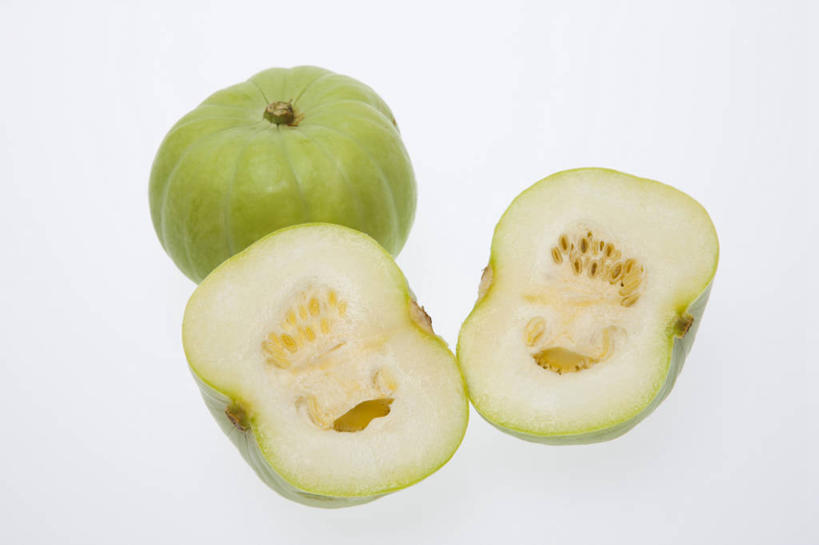 无人,横图,俯视,室内,特写,白天,白色背景,蔬菜,切开,新鲜,食品,西葫芦,食物,两个,绿色,切,白瓜,摄影,有机食品,绿色食品,影棚,剖面,切面,笋瓜,北瓜,茭瓜,彩图,高角度拍摄,影棚拍摄,拍摄