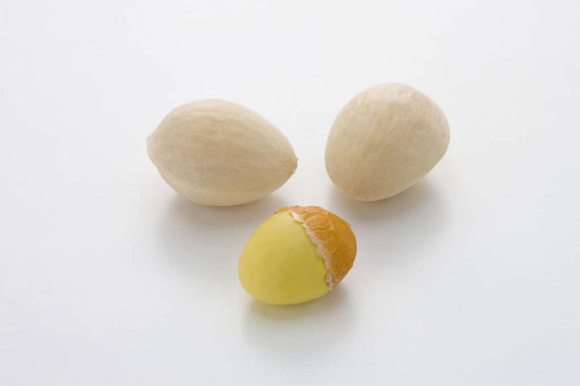 点心,无人,横图,俯视,室内,特写,白天,白色背景,餐桌,桌子,阴影,反射,影子,食品,坚果,食物,三个,黄色,白色,干果,零食,剥开,摄影,影棚,餐台,银杏,白果,彩图,高角度拍摄,影棚拍摄,拍摄