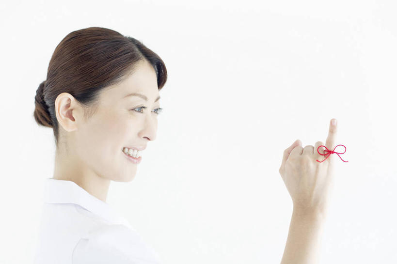 东方人,脸,头,脸颊,手,小指,一个人,护士,笑,微笑,露齿笑,横图,室内,特写,白天,白色背景,侧面,工作服,制服,亚洲,仅一个女性,仅一个人,朦胧,模糊,丝绸,丝带,缎带,黄种人,肩膀,绸带,红色,蝴蝶结,手势,仅一个中年女性,手部,摄影,影棚,捆绑,单手,白衣天使,绑缚,工作制服,女人,女性,中年女性,亚洲人,头部,脸部,脸蛋,面部,半身,彩图,影棚拍摄,工作套服,拍摄