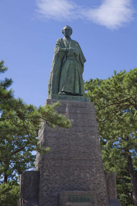 东方人,一个人,无人,站,竖图,室外,白天,仰视,民族服装,旅游,度假,植物,标志建筑,地标,建筑,雕塑,日本,亚洲,仅一个男性,仅一个人,仅一个中年男性,阴影,和服,艺术,装饰,光线,雕刻,雕像,影子,云,云朵,云彩,注视,黄种人,娱乐,建设,石雕,树,树木,蓝色,绿色,白云,蓝天,天空,阳光,自然,工艺品,天,观察,看,站着,享受,休闲,旅游胜地,放松,服饰,生长,晴朗,成长,观看,纪念,美术,察看,关注,主题,陈列,东亚,吴服,唐草,唐花,唐锦,高知,日本国,高知县,坂本龙马,功能,美学,四国地方,四国,四国岛,县厅,思想家,政治家,高知市,活动家,男人,男性,中年男性,亚洲人,晴空,站立,彩图,低角度拍摄,全身,传统服装,民俗服,坂本龙马像,桂浜