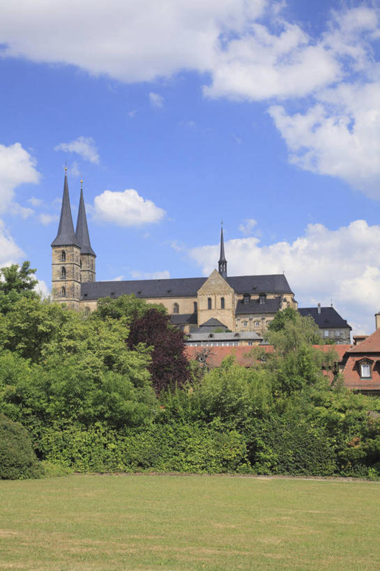 无人,教堂,竖图,室外,白天,正面,旅游,度假,草地,草坪,植物,标志建筑,地标,建筑,德国,欧洲,阴影,节日,光线,影子,云,云朵,云彩,文化,娱乐,建设,草,树,树木,蓝色,绿色,白云,蓝天,天空,阳光,自然,天,祈祷,享受,休闲,健康,旅游胜地,放松,许愿,宗教,信仰,生长,晴朗,成长,纪念,祈求,基督教,西欧,天主教,信念,德意志联邦共和国,巴伐利亚,巴伐利亚州,拜恩州,拜恩自由州,班贝格,平安,晴空,彩图,大教堂,礼拜堂,圣弥额尔教堂