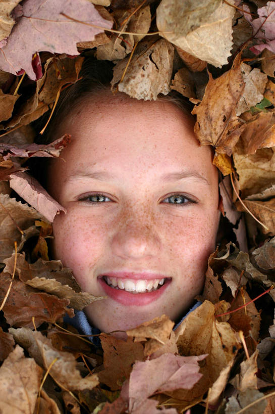 西方人,儿童,脸,头,脸颊,一个人,躺,笑,微笑,露齿笑,竖图,俯视,室外,特写,白天,纯洁,秋季,叶子,欧洲,欧洲人,仅一个女性,仅一个人,枯叶,落叶,注视,小孩,观察,看,仅一个小孩,可爱,童年,童趣,观看,察看,关注,童真,烂漫,无邪,卧着,天真,女孩,女人,女性,白种人,孩子,头部,脸部,脸蛋,面部,叶,叶片,秋,秋天,躺着,卧,半身,彩图,高角度拍摄,女生