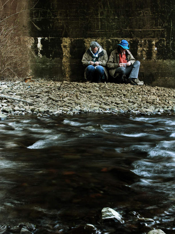 西方人,两个人,伙伴,朋友,坐,竖图,室外,白天,正面,友谊,河流,石头,水,香烟,欧洲,欧洲人,服装,石子,河水,水流,休闲装,衣服,休闲,休闲服,烟,服饰,友情,男人,男性,年轻男性,白种人,卷烟,烟草,纸烟,石块,岩石,坐着,彩图,全身