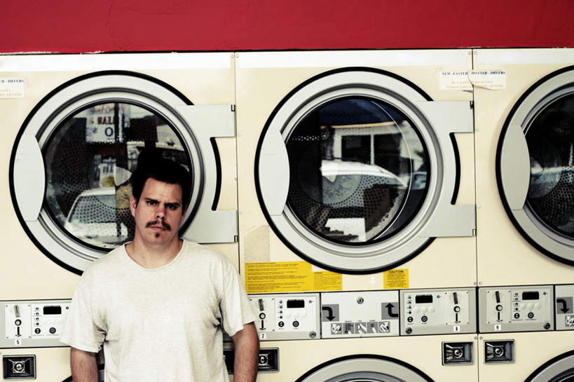 西方人,胡须,一个人,站,横图,室内,白天,正面,欧洲,欧洲人,仅一个男性,仅一个人,一排,服装,整齐,电器,注视,休闲装,排列,仅一个年轻男性,衣服,观察,看,站着,休闲,休闲服,服饰,洗衣机,观看,察看,家电,家用电器,队列,关注,三部,男人,男性,年轻男性,白种人,胡子,络腮胡,清洗,洗涤,站立,半身,彩图