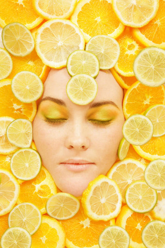 西方人,脸,头,脸颊,一个人,闭眼,竖图,俯视,室内,白天,柠檬,水果,欧洲,欧洲人,仅一个年轻女性,仅一个女性,仅一个人,许多,切开,切片,阴影,新鲜,反射,影子,生食,食品,果实,娱乐,食物,黄色,切,享受,休闲,眼影,放松,有机食品,绿色食品,冥想,剖面,切面,年轻女性,女人,女性,白种人,头部,脸部,脸蛋,面部,益母果,柠果,闭眼睛,闭着眼,闭着眼睛,半身,彩图,高角度拍摄