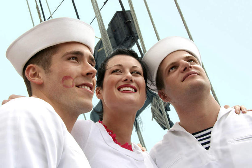 西方人,三个人,抱,笑,微笑,露齿笑,横图,室外,白天,仰视,欧洲,欧洲人,阴影,服装,光线,影子,注视,衣服,蓝色,白色,蓝天,天空,阳光,口红,天,观察,看,服饰,晴朗,抱着,观看,察看,搂着,衣着,穿着,关注,水手服,万里无云,衣饰,男人,男性,年轻男性,年轻女性,女人,女性,白种人,晴空,晴空万里,搂,搂抱,亲吻,半身,彩图,低角度拍摄