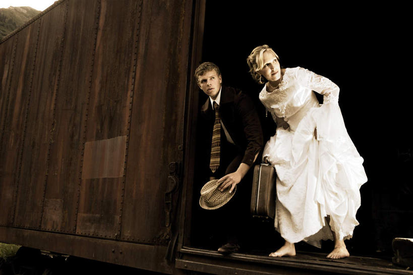 西方人,新娘,新郎,横图,室外,白天,仰视,婚纱,婚礼,快乐,火车,帽子,欧洲,欧洲人,阴影,庆祝,反射,影子,结婚,注视,礼帽,光脚,车,交通工具,观察,看,喜庆,赤脚,观看,纪念,察看,关注,载具,白种人,彩图,低角度拍摄,全身,婚礼服,礼服,高兴