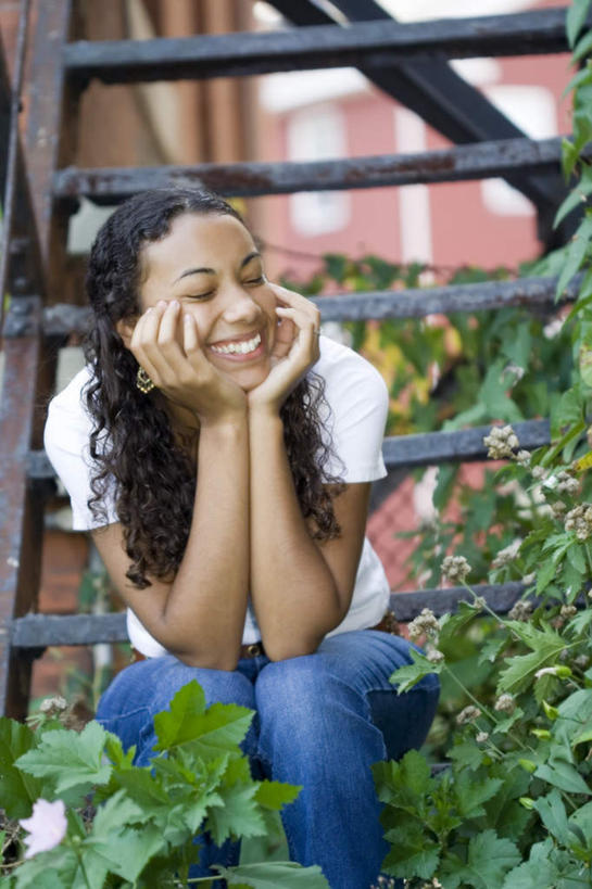 西方人,脸,头,眼睛,鼻子,嘴,耳朵,脸颊,眉毛,睫毛,手,一个人,栏杆,闭眼,笑,微笑,露齿笑,竖图,室外,白天,正面,楼梯,叶子,欧洲,欧洲人,瞳孔,仅一个年轻女性,仅一个女性,仅一个人,撑,阴影,新鲜,光线,扶手,影子,阶梯,绿叶,托腮,注视,护栏,台阶,绿色,阳光,观察,看,托,手部,嫩叶,眼部,观看,青春,察看,生命,关注,托下巴,和平,安详,冷色,年轻女性,女人,女性,白种人,头部,鼻,鼻孔,耳,耳部,睫,口,口腔,脸部,脸蛋,眉,面部,眼,眼睫毛,眼眉,嘴巴,嘴唇,叶,叶片,闭眼睛,闭着眼,闭着眼睛,半身,彩图,眼眉毛