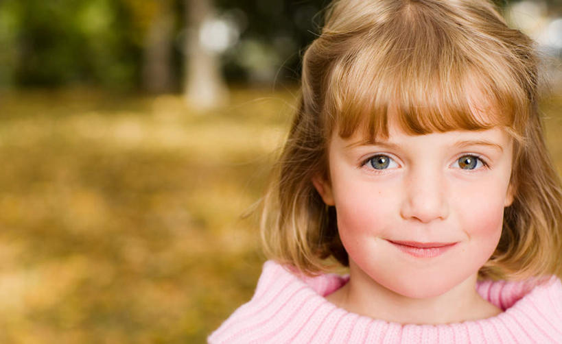 西方人,儿童,脸,头,脸颊,一个人,站,笑,微笑,横图,室外,特写,白天,正面,毛衣,纯洁,秋季,叶子,欧洲,欧洲人,仅一个女性,仅一个人,朦胧,模糊,枯叶,落叶,注视,小孩,观察,看,站着,仅一个小孩,可爱,童年,童趣,观看,察看,关注,童真,烂漫,无邪,天真,女孩,女人,女性,白种人,孩子,头部,脸部,脸蛋,面部,叶,叶片,秋,秋天,站立,半身,彩图,绒衣,套衫,套头毛衣,线衣,女生