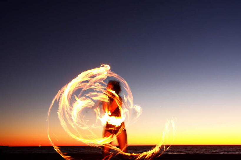 西方人,一个人,站,横图,室外,夜晚,侧面,旅游,度假,跳舞,美景,日落,沙滩,火,欧洲,狂欢节,欧洲人,仅一个年轻女性,仅一个女性,仅一个人,表演,握,节日,庆祝,光线,光泽,火焰,螺旋,沙子,圆环,海岸,景观,水平线,晚霞,霞光,落日,辽阔,光芒,海平线,沙地,燃烧,拿,拿着,旋转,文化,娱乐,扮演,黄色,蓝色,蓝天,天空,自然,黄昏,天,站着,庆典,享受,休闲,广阔,橙色,景色,彩霞,放松,握着,转动,纪念,一望无际,演出,自然风光,舞姿,光辉,毫光,无边无际,一马平川,夕照,年轻女性,女人,女性,白种人,海滩,夕阳,站立,半身,彩图,舞蹈,水天相接,水天一线,斜阳