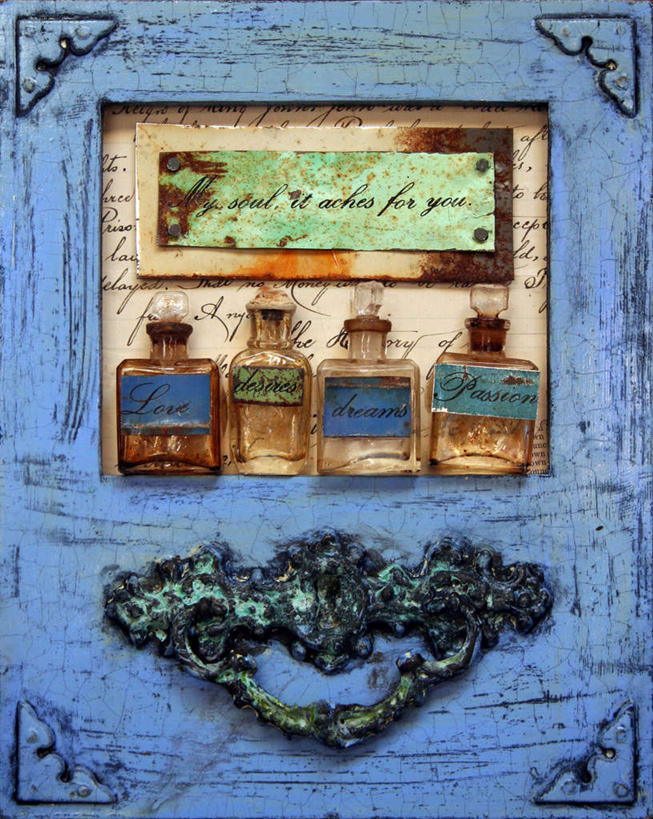 竖图,室内,白天,正面,相框,一排,破旧,整齐,装饰,陈旧,英文,标志,罐子,文字,字符,字母,酒类,文化,标识,玻璃制品,酒,饮料,排列,玻璃瓶,瓶子,鸡尾酒,调酒,英文字母,华丽,修饰,点缀,创造,队列,划痕,想象,衬托,美观,雅致,雅观,半身,彩图