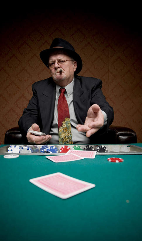 西方人,一个人,商务人士,商务男性,坐,竖图,室内,白天,正面,衬衫,游戏,赌博,贪欲,竞争,沙发,桌子,香烟,帽子,纸牌,玩具,扑克,欧洲,欧洲人,仅一个男性,仅一个人,套装,玩,注视,礼帽,娱乐,刺激,观察,看,仅一个老年男性,休闲,烟,观看,活动,察看,发泄,关注,消遣,智力,赌具,商务装,赌桌,工薪阶层,投机,侥幸,欲望,宣泄,老年男性,男人,男性,白种人,白领,上班族,卷烟,烟草,纸烟,玩耍,嬉戏,坐着,半身,彩图,衬衣,胜负,输赢,皮沙发