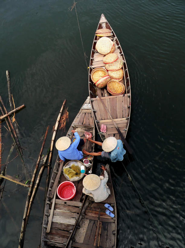 东方人,三个人,伙伴,朋友,竖图,俯视,室外,白天,民族服装,友谊,河流,水,船,帽子,亚洲,波纹,草帽,桶,河水,水流,木船,涟漪,黄种人,倒影,水纹,容器,交通工具,波浪,储藏,倒映,舟,储存,载具,水晕,反照,友情,男人,男性,年轻男性,年轻女性,女人,女性,亚洲人,彩图,高角度拍摄,全身,传统服装,民俗服,贮存