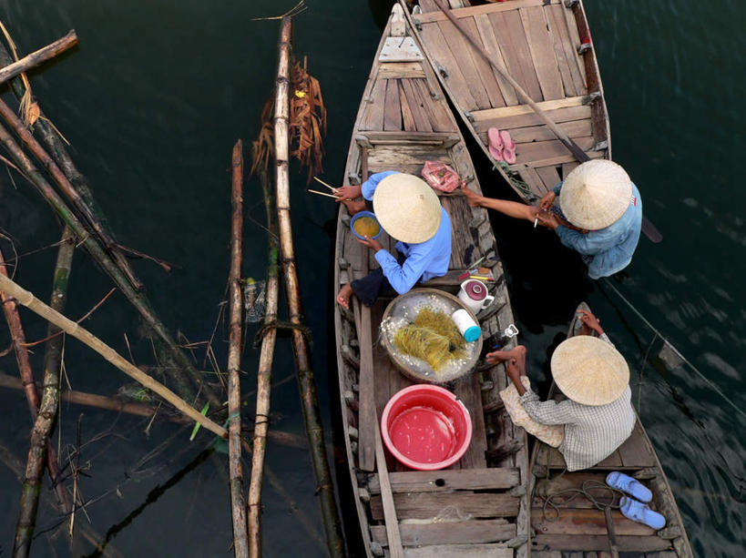 东方人,三个人,伙伴,朋友,横图,俯视,室外,白天,民族服装,友谊,河流,水,船,帽子,亚洲,波纹,草帽,桶,河水,水流,木船,涟漪,黄种人,倒影,水纹,容器,交通工具,波浪,储藏,倒映,舟,储存,载具,水晕,反照,友情,男人,男性,年轻男性,年轻女性,女人,女性,亚洲人,彩图,高角度拍摄,全身,传统服装,民俗服,贮存