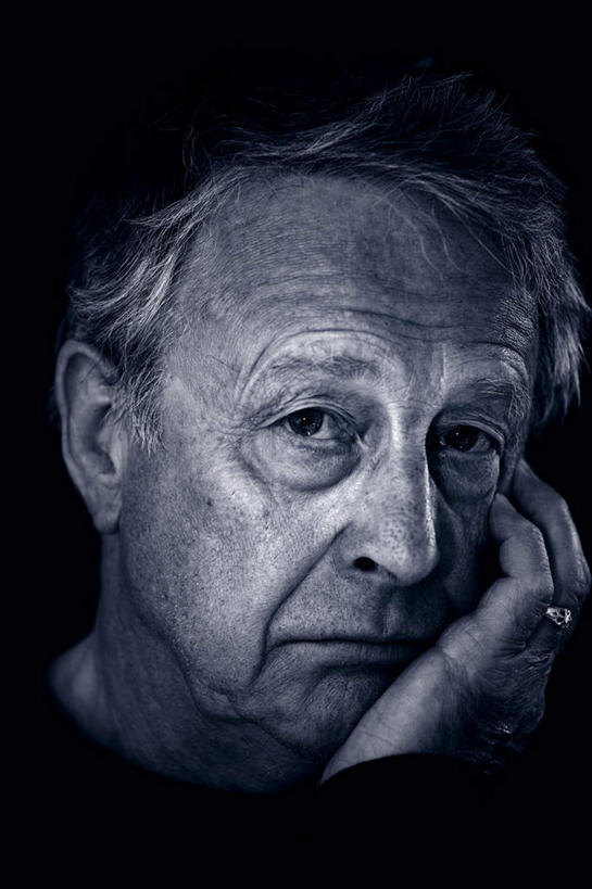 西方人,脸,头,脸颊,皱纹,一个人,竖图,室内,白天,正面,爱情,失败,欧洲,欧洲人,仅一个男性,仅一个人,撑,黑色背景,沮丧,装饰,浪漫,托腮,注视,装饰品,戒指,饰品,首饰,观察,看,托,仅一个老年男性,难受,恩爱,无奈,摄影,影棚,观看,失望,悲伤,华丽,修饰,信物,点缀,察看,伤心,难过,权利,关注,托下巴,失落,颓废,挫败,受挫,落败,落空,错过,失足,失意,失策,失算,颓丧,衰颓,悲哀,懊丧,颓靡,气馁,丧气,衬托,美观,雅致,雅观,手饰,败北,挫折,失利,老年男性,男人,男性,白种人,头部,脸部,脸蛋,面部,半身,彩图,影棚拍摄,拍摄