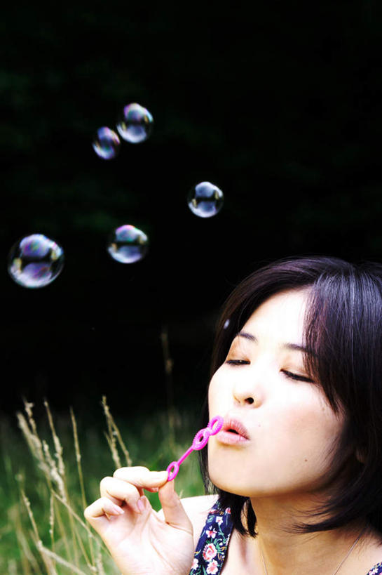 东方人,一个人,竖图,室外,白天,侧面,草地,草坪,植物,亚洲,仅一个年轻女性,仅一个女性,仅一个人,握,气泡,拿,拿着,注视,黄种人,草,绿色,泡泡,吹,观察,看,握着,观看,察看,关注,泡泡机,年轻女性,女人,女性,亚洲人,半身,彩图