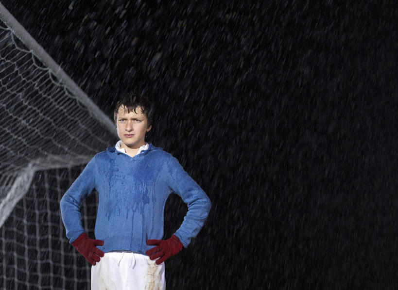 西方人,一个人,运动员,站,横图,室外,夜晚,正面,锻炼,运动,雨,暴雨,大雨,欧洲,欧洲人,仅一个男性,仅一个人,球门,手叉腰,仅一个年轻男性,叉腰,站着,细雨,体育,男人,男性,年轻男性,白种人,小雨,体育运动员,运动选手,站立,半身,彩图,健身