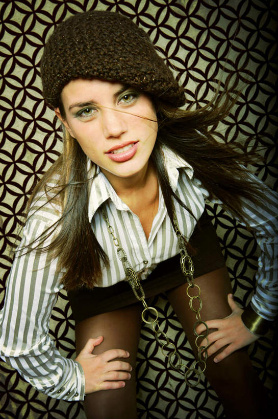 西方人,眼睛,眉毛,睫毛,一个人,蹲,笑,微笑,露齿笑,竖图,俯视,室内,白天,帽子,欧洲,欧洲人,瞳孔,仅一个年轻女性,仅一个女性,仅一个人,服装,注视,休闲装,袜子,衣服,黄色,观察,看,休闲,休闲服,眼部,服饰,观看,丝袜,察看,关注,长筒袜,棉帽,年轻女性,女人,女性,白种人,睫,眉,眼,眼睫毛,眼眉,蹲着,抬头,仰头,半身,彩图,高角度拍摄,眼眉毛