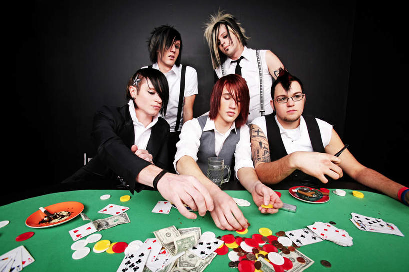 西方人,站,坐,横图,室内,白天,正面,游戏,赌博,贪欲,竞争,钱,桌子,杯子,纸牌,玩具,扑克,欧洲,欧洲人,五个人,握,黑色背景,服装,钱币,许多人,拿,玩,拿着,注视,休闲装,娱乐,刺激,玻璃制品,衣服,水杯,观察,看,站着,一群人,休闲,休闲服,握着,钞票,筹码,金融,纸币,摄影,服饰,影棚,经济,观看,活动,察看,发泄,关注,消遣,智力,赌具,流通,纸钞,贸易,赌桌,投机,侥幸,欲望,宣泄,货币,现金,白种人,玻璃杯,玩耍,嬉戏,站立,坐着,半身,彩图,影棚拍摄,拍摄,胜负,输赢