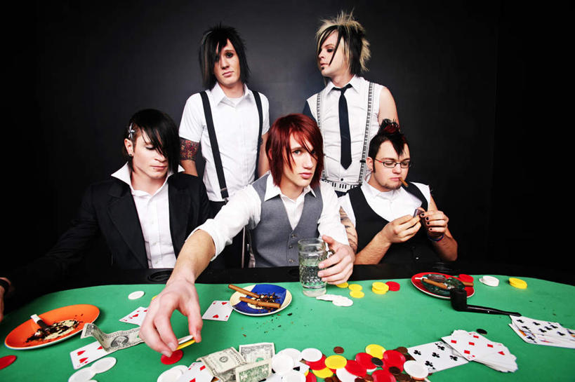 西方人,站,坐,横图,室内,白天,正面,游戏,赌博,贪欲,竞争,钱,桌子,杯子,纸牌,玩具,扑克,欧洲,欧洲人,五个人,握,黑色背景,服装,钱币,许多人,拿,玩,拿着,注视,休闲装,娱乐,刺激,玻璃制品,衣服,水杯,观察,看,站着,一群人,休闲,休闲服,握着,钞票,筹码,金融,纸币,摄影,服饰,影棚,经济,观看,活动,察看,发泄,关注,消遣,智力,赌具,流通,纸钞,贸易,赌桌,投机,侥幸,欲望,宣泄,货币,现金,白种人,玻璃杯,玩耍,嬉戏,站立,坐着,半身,彩图,影棚拍摄,拍摄,胜负,输赢