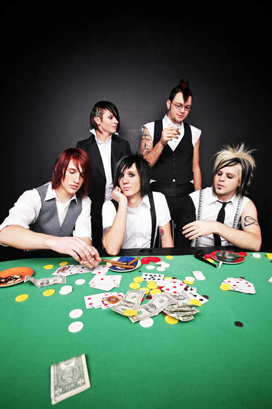 西方人,站,坐,竖图,室内,白天,正面,游戏,赌博,贪欲,竞争,钱,桌子,杯子,纸牌,玩具,扑克,欧洲,欧洲人,五个人,握,黑色背景,服装,钱币,许多人,拿,玩,拿着,注视,休闲装,娱乐,刺激,玻璃制品,衣服,水杯,观察,看,站着,一群人,休闲,休闲服,握着,钞票,筹码,金融,纸币,摄影,服饰,影棚,经济,观看,活动,察看,发泄,关注,消遣,智力,赌具,流通,纸钞,贸易,赌桌,投机,侥幸,欲望,宣泄,货币,现金,白种人,玻璃杯,玩耍,嬉戏,站立,坐着,半身,彩图,影棚拍摄,拍摄,胜负,输赢