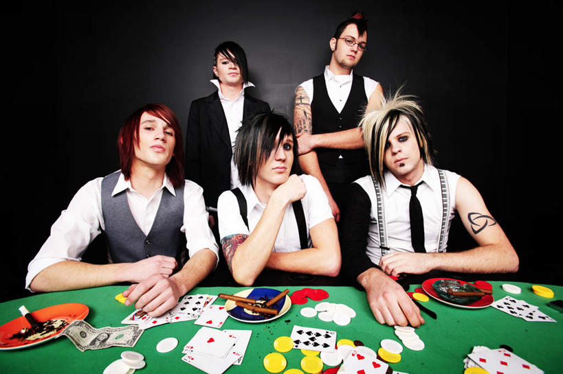 西方人,站,坐,横图,室内,白天,正面,游戏,赌博,贪欲,竞争,钱,桌子,杯子,纸牌,玩具,扑克,欧洲,欧洲人,五个人,握,黑色背景,服装,钱币,许多人,拿,玩,拿着,注视,休闲装,娱乐,刺激,玻璃制品,衣服,水杯,观察,看,站着,一群人,休闲,休闲服,握着,钞票,筹码,金融,纸币,摄影,服饰,影棚,经济,观看,活动,察看,发泄,关注,消遣,智力,赌具,流通,纸钞,贸易,赌桌,投机,侥幸,欲望,宣泄,货币,现金,白种人,玻璃杯,玩耍,嬉戏,站立,坐着,半身,彩图,影棚拍摄,拍摄,胜负,输赢