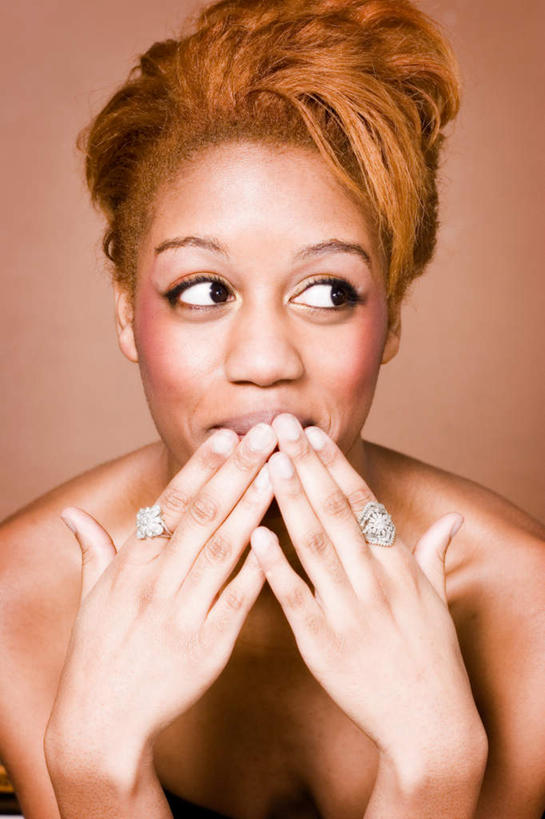 西方人,一个人,坐,竖图,俯视,室内,白天,爱情,房间,欧洲,欧洲人,仅一个女性,仅一个人,阴影,光线,影子,墙,灯光,浪漫,注视,裸露,墙壁,墙面,装饰品,两个,戒指,饰品,首饰,观察,看,双手摊开,张嘴,仅一个中年女性,恩爱,无奈,赤裸,观看,遗憾,烦恼,信物,察看,权利,关注,裸,张大嘴巴,可惜,无计可施,惋惜,怜惜,无语,手饰,女人,女性,中年女性,白种人,张开嘴,坐着,半身,彩图,高角度拍摄