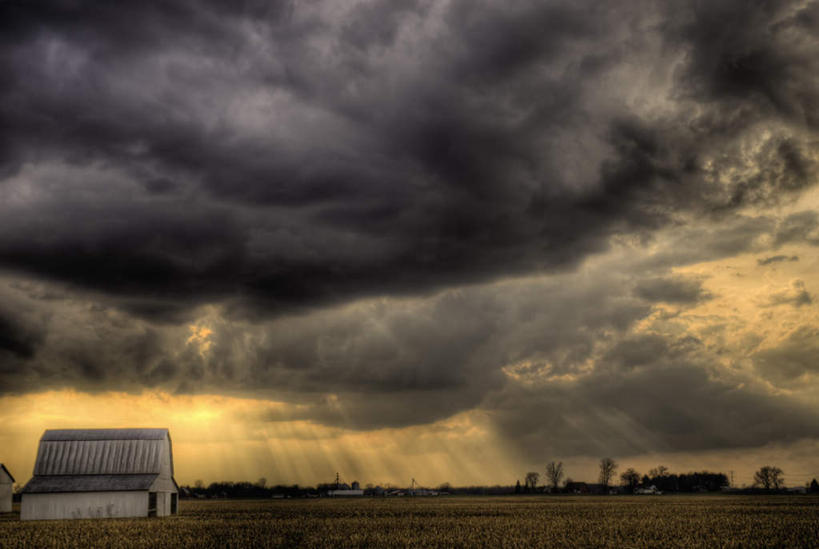 无人,家,农田,横图,室外,白天,仰视,庄稼,农作物,玉米,一排,许多,整齐,光线,光泽,棒子,房屋,屋子,乌云,玉蜀黍,光芒,天气,很多,楼房,住宅,排列,天空,天,苞米,队列,苞芦,光辉,苞谷,包谷,大蜀黍,番麦,薏米包,玉高粱,玉麦,珍珠米,毫光,恶劣,彩图,低角度拍摄,耕地,庄稼田,房子