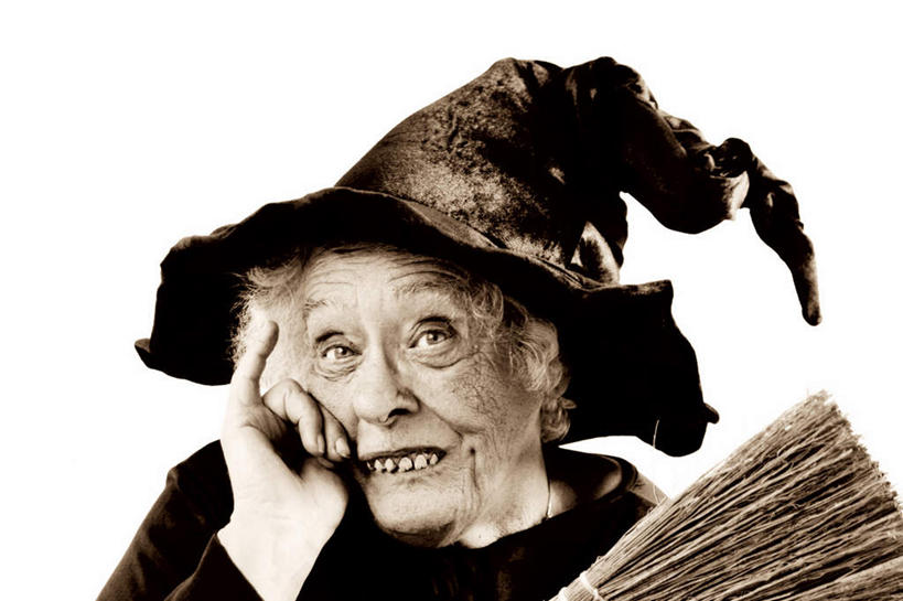 西方人,脸,头,眼睛,鼻子,嘴,耳朵,脸颊,眉毛,睫毛,手,一个人,站,笑,微笑,露齿笑,横图,黑白,室内,白天,正面,欧洲,欧洲人,瞳孔,仅一个女性,仅一个人,握,阴影,节日,庆祝,反射,工具,扫帚,影子,拿,拿着,注视,文化,观察,看,清洁,站着,庆典,手部,万圣节,握着,眼部,仅一个老年女性,观看,纪念,扫把,察看,卫生,关注,保洁,女巫,笤帚,老年女性,女人,女性,白种人,头部,鼻,鼻孔,耳,耳部,睫,口,口腔,脸部,脸蛋,眉,面部,眼,眼睫毛,眼眉,嘴巴,嘴唇,站立,半身,眼眉毛