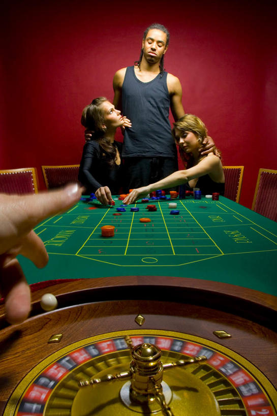 西方人,四个人,站,抱,竖图,室内,白天,正面,游戏,赌博,贪欲,竞争,欧洲,欧洲人,握,指,阴影,服装,光线,影子,墙,灯光,拿,玩,拿着,休闲装,娱乐,刺激,墙壁,墙面,衣服,站着,休闲,休闲服,握着,筹码,赌场,服饰,抱着,活动,搂着,发泄,消遣,智力,博彩,赌桌,投机,侥幸,欲望,宣泄,筹马,男人,男性,年轻男性,年轻女性,女人,女性,白种人,怀抱,搂,搂抱,玩耍,嬉戏,相抱,拥抱,站立,半身,彩图,胜负,输赢,娱乐场