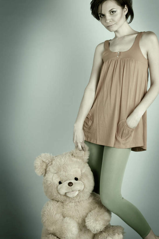 西方人,脸,头,眼睛,鼻子,嘴,耳朵,脸颊,眉毛,睫毛,手,一个人,站,竖图,室内,白天,正面,裙子,游戏,熊,玩具,欧洲,欧洲人,瞳孔,仅一个年轻女性,仅一个女性,仅一个人,阴影,连衣裙,反射,玩偶,影子,泰迪熊,玩,注视,娱乐,袜子,玩具熊,观察,看,站着,休闲,手部,益智,眼部,毛绒玩具,观看,丝袜,安慰,察看,发泄,关注,消遣,单手抄兜,单手放兜,宣泄,罗斯福熊,年轻女性,女人,女性,白种人,头部,鼻,鼻孔,耳,耳部,睫,口,口腔,脸部,脸蛋,眉,面部,眼,眼睫毛,眼眉,嘴巴,嘴唇,插兜,手插兜,手放口袋,玩耍,嬉戏,站立,半身,彩图,眼眉毛,手抄兜